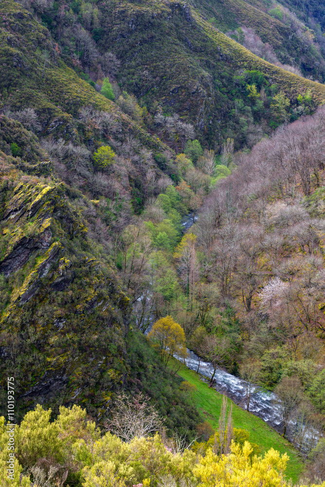 lóuzara valley and river
