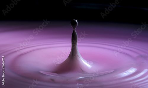 goccia d'acqua viola photo