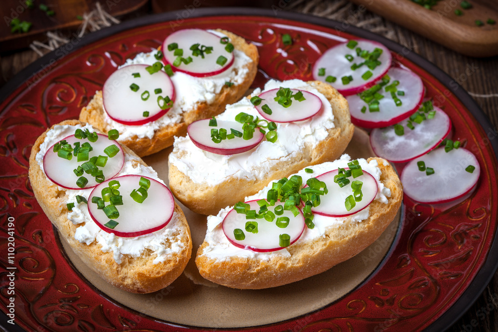 Toasts with radish, chives and cottage cheese.