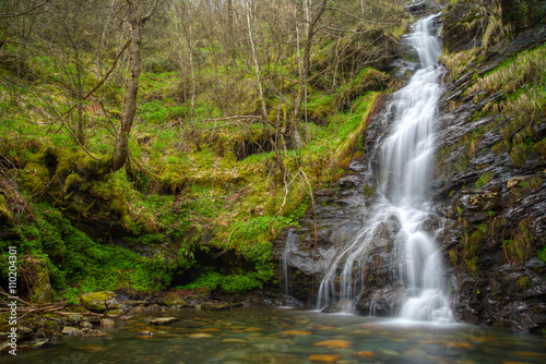 Fototapeta Naklejka Na Ścianę i Meble -  Waterfall in a cliff by the forest