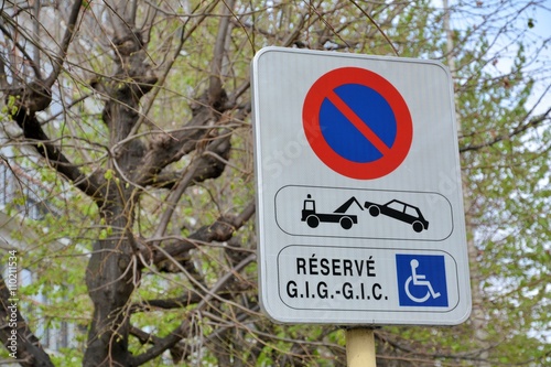 Panneau de la circulation routière emplacement réservé aux handicapés photo