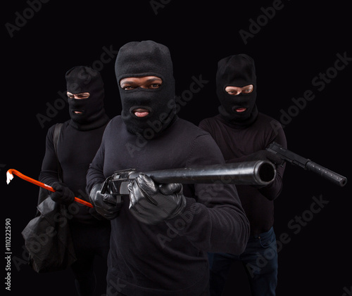 Robbers with rifle