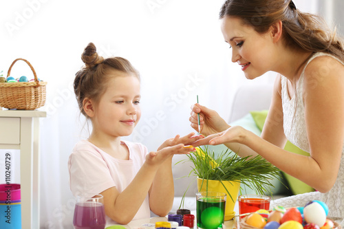 Mother and daughter decorat...