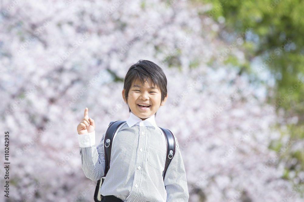 桜と新学期の男の子