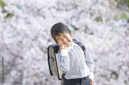 桜と新学期の男の子