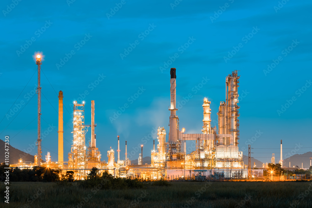Obraz premium Oil refinery plant and industrial factory building construction from engineering technology and steel material such as steel structure, metal, valve control, pipe, pipeline for transport oil and gas.