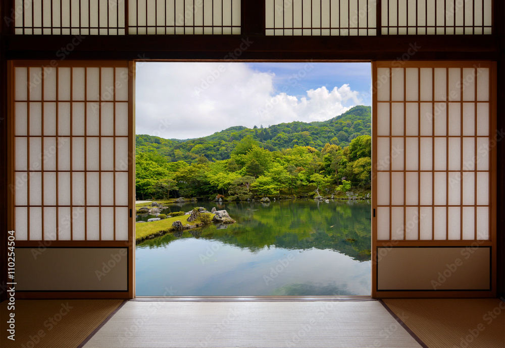 Naklejka premium Japońskie drzwi przesuwne i piękny ogród stawowy