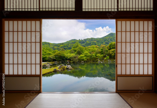 Fototapeta Japońskie drzwi przesuwne i piękny ogród w stawie