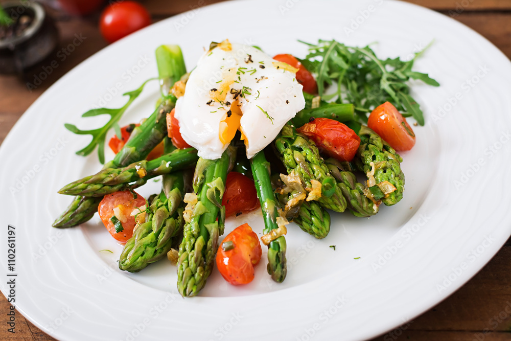 Salad of asparagus, tomatoes and poached egg Salad of asparagus, tomatoes and poached egg