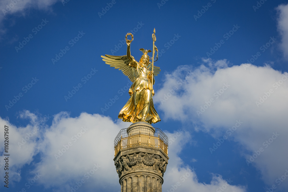 Fototapeta premium Berliner Siegessäule Viktoria Goldelse im Sonnenschein