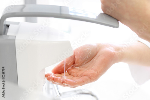 Chirurgiczna dezynfekcja rąk. Lekarz myje ręce