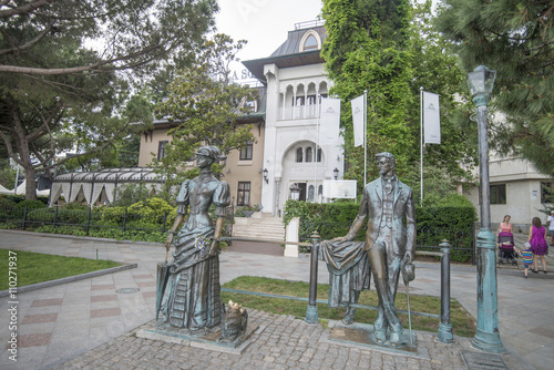 Скульптура Дамы с собачкой и А.П.Чехов. Набережная Ялты, Крым