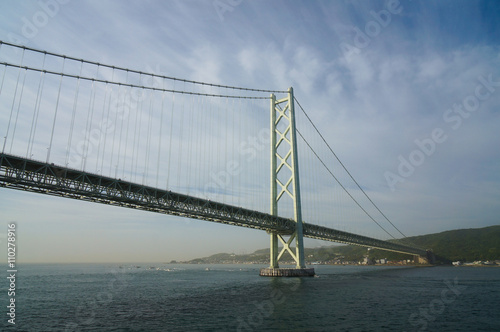 明石海峡大橋と淡路島 © promolink