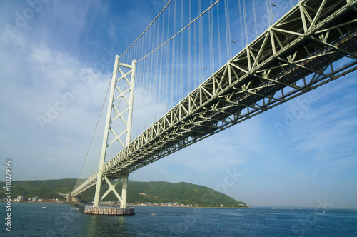 明石海峡大橋と淡路島 © promolink
