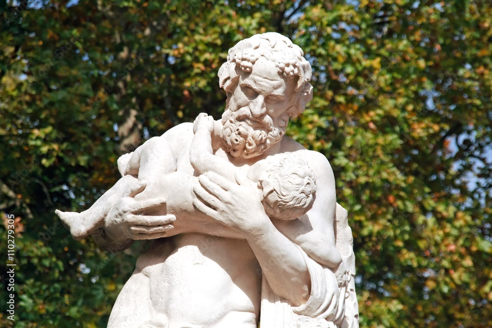 Silène portant Dionysos, ancienne statue antique. Amour paternel d'un homme pour un enfant. Silène portant Dionysos, ancienne statue antique. Amour paternel d'un homme pour un enfant.