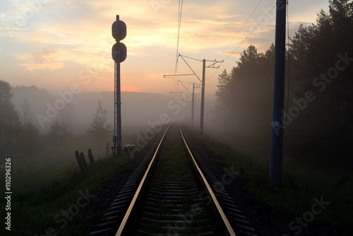 Obraz na płótnie Sunrise and morning mist over the railway w salonie