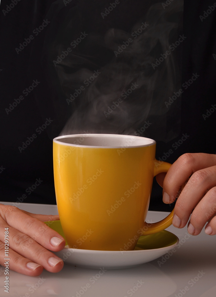 Sujetando una taza de cafe,infusion de te caliente. Sujetando una taza de cafe,infusion de te caliente.