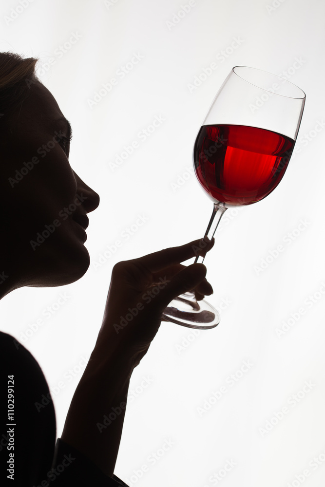femme en ombre chinoise avec un verre de vin rouge Stock Photo | Adobe Stock