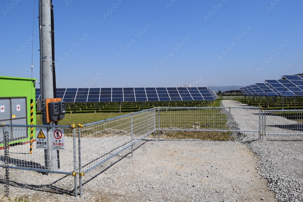 太陽光発電/山形県の庄内地方で、太陽光発電用ソーラーパネルの風景を撮影した写真です。 太陽光発電/山形県の庄内地方で、太陽光発電用ソーラーパネルの風景を撮影した写真です。