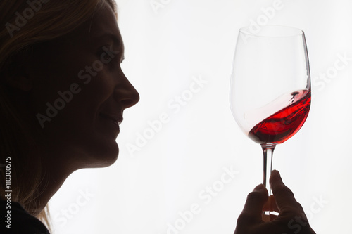 femme en ombre chinoise avec un verre de vin rouge photo