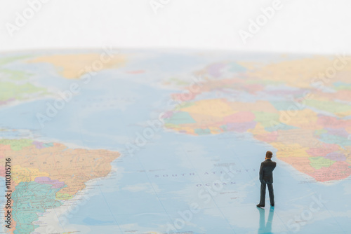 世界地図とビジネスマン