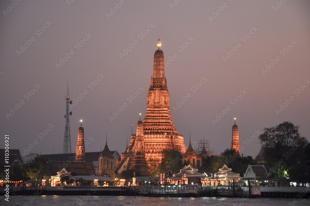 Fototapeta premium Wat Arun Rajwararam in bangkok twilight, thailand-january 28 : Wat Arun Rajwararam in bangkok twilight on january 28, 2015
