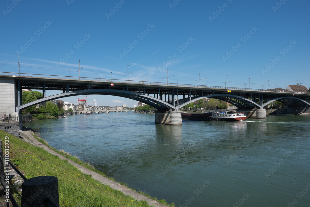 Fototapeta premium Frahtschiff Fährt unter der Brücke im Fluss