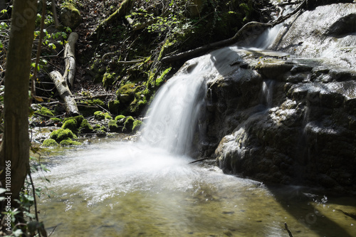 Wasserfall Fliesst   ber Felsgestein in den Weiher