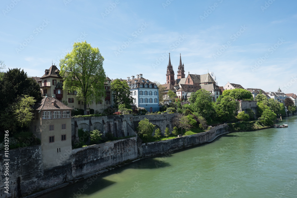 Altstadt am Fluss mit viel Grün und Kirchturm im Hintergund