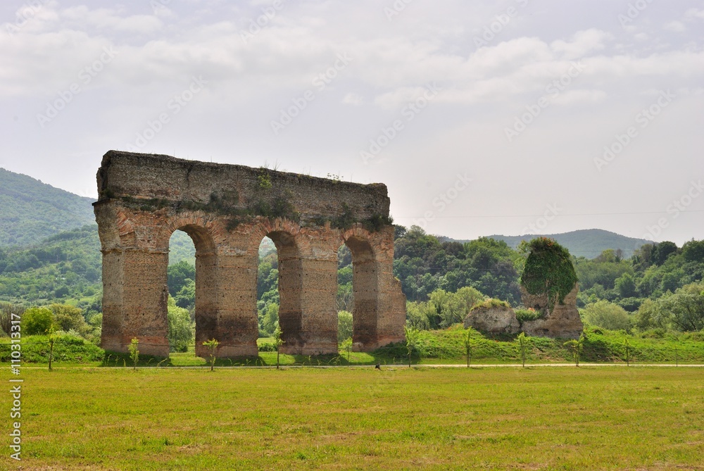 Ruderi dell'acquedotto romano Anio Novus - Lazio - Italia