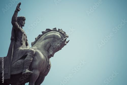 Tableau sur toile The statue of David the Builder in Tbilisi, Georgia