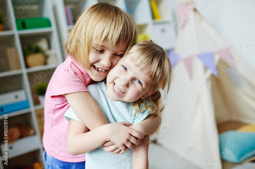 Принти на полотні Affectionate sisters