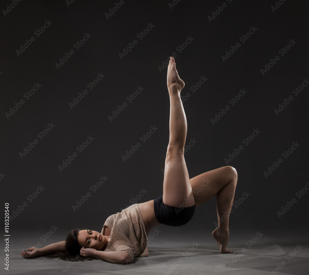 Obraz premium Young beautiful dancer