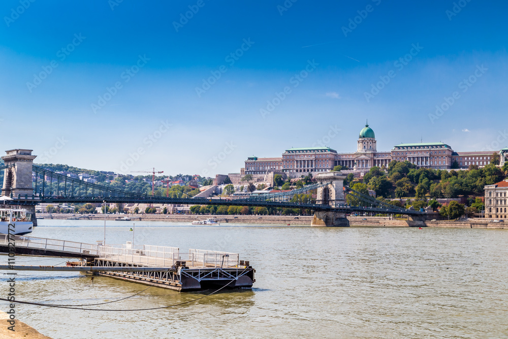 Naklejka premium Buda Castle and Chain Bridge