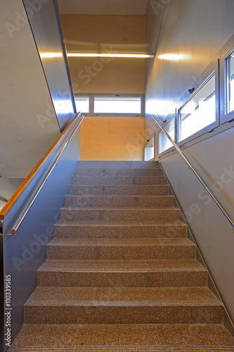 escaleras en edificio con pasamanos a ambos lados con ventas 