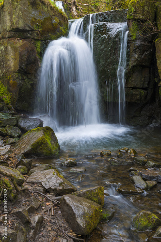 Fototapeta Naklejka Na Ścianę i Meble -  Waterfall in Lumsdale Valley in Matlock, Derbyshire, UK