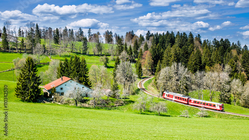 Schmalspurbahn durch den Neuenburger Jura, Schweiz