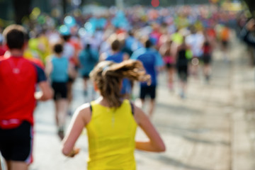 Sierkussen Joggen Abstracte vrouwelijke marathonloopster in beweging  © Alextype
