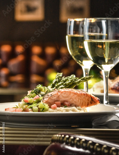 Fototapeta Naklejka Na Ścianę i Meble -  salmon steak with asparagus