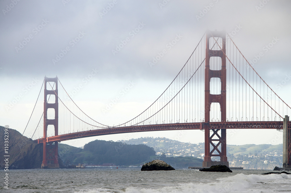 Fototapeta premium San Francisco Golden Gate Bridge in Fog