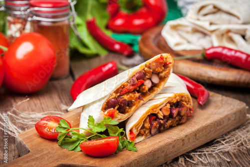 Burritos filled wiht minced meat, bean and vegetables.