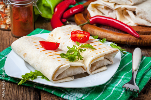 Burritos filled wiht minced meat, bean and vegetables.