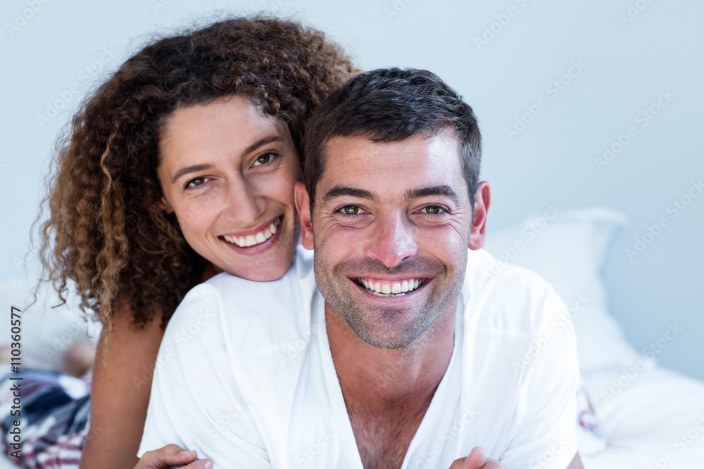 Obraz premium Portrait of happy couple lying on bed