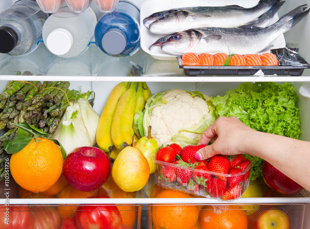 frigorifero pieno di cibo: dieta mediterranea Stock Photo | Adobe Stock