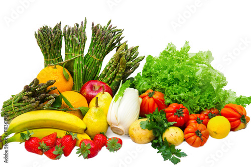 verdure e frutta mista isolate su sfondo bianco