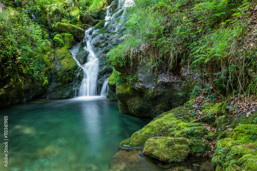 Fototapeta Naklejka Na Ścianę i Meble -  Cascadas cerca del nacedero del río Zirauntza, Álava (España)