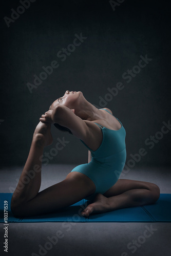 jeune fille pratiquant le yoga photo