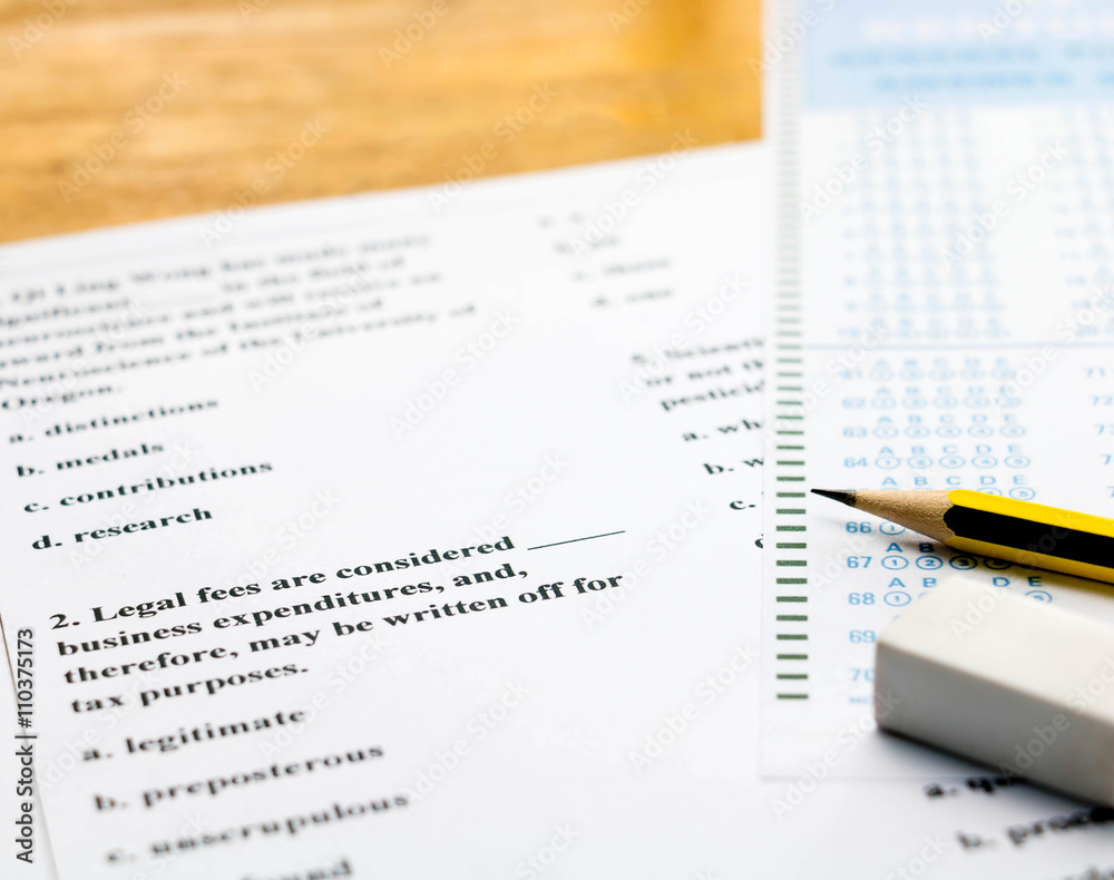 Obraz premium english question and answer sheet on table