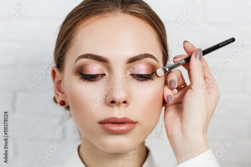 Vászonkép Make-up artist applying eyeshadow