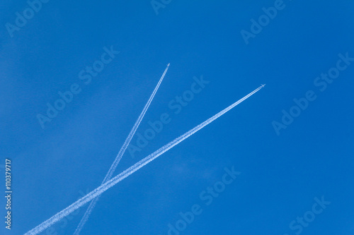 Kondensstreifen von Flugzeugen